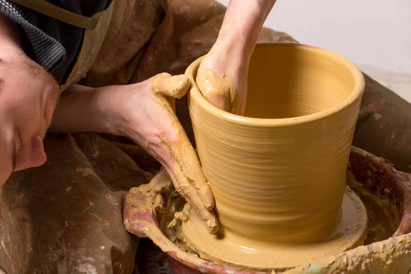 Manos de un alfarero, creando un frasco de barro — Foto de Stock