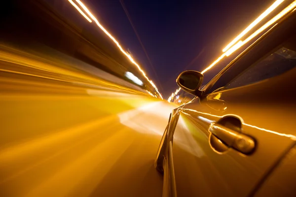 Carro em movimento à noite — Fotografia de Stock