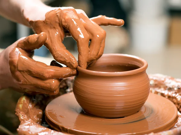 Manos de un alfarero, creando un frasco de barro — Foto de Stock