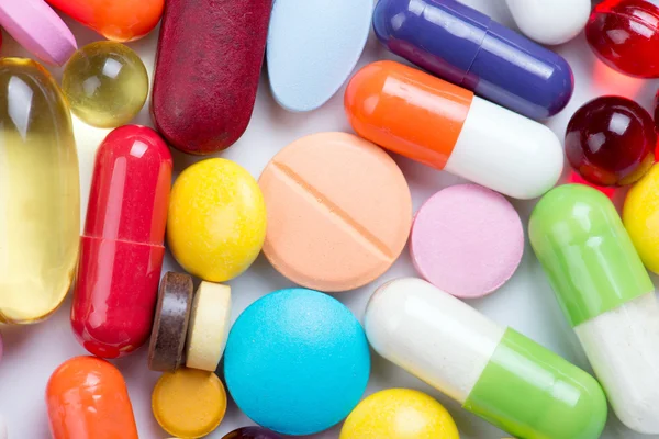 Beyaz arka planda izole edilmiş haplar