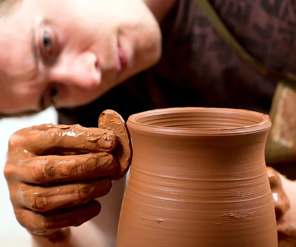 Mani di un vasaio, creando un vaso di terra — Foto Stock