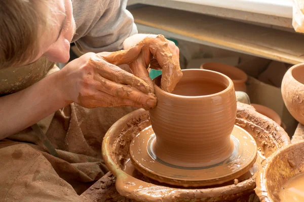 Ruce hrnčíře, vytváří hliněnou nádobu — Stock fotografie