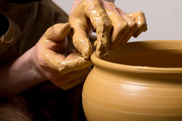 Handen van een pottenbakker, het creëren van een aarden kruik — Stockfoto