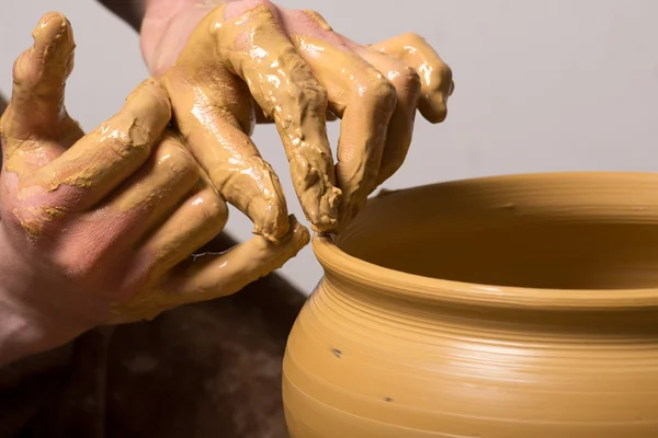 Mani di un vasaio, creando un vaso di terra — Foto Stock