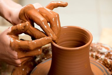 Çömlekçinin elleri, toprak kavanozu yaratıyor.