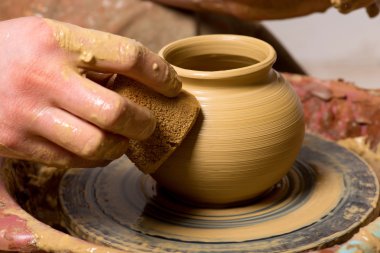 Çömlekçinin elleri, toprak kavanozu yaratıyor.