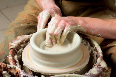 Çömlekçinin elleri, toprak kavanozu yaratıyor.