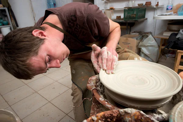 Mains d'un potier, la création d'un pot de terre — Photo