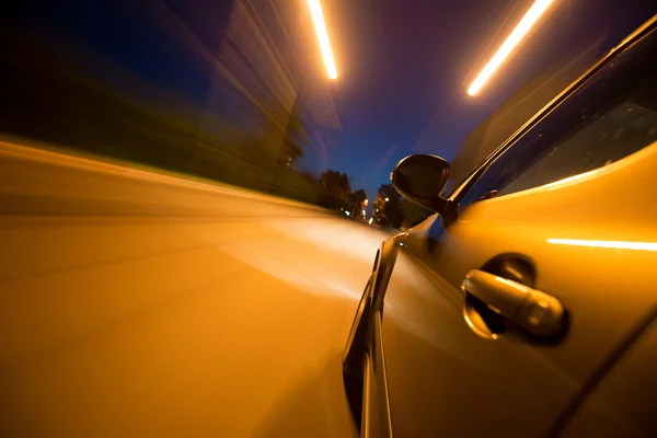 Carro em movimento à noite — Fotografia de Stock