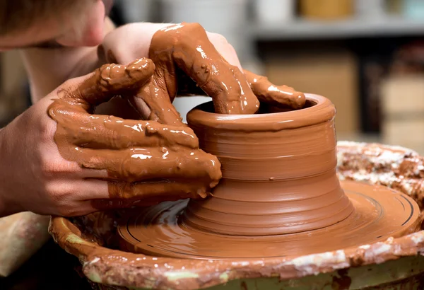 Mani di un vasaio, creando un vaso di terra — Foto Stock