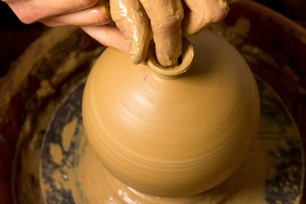 Hands of a potter, creating an earthen jar — Stock Photo, Image