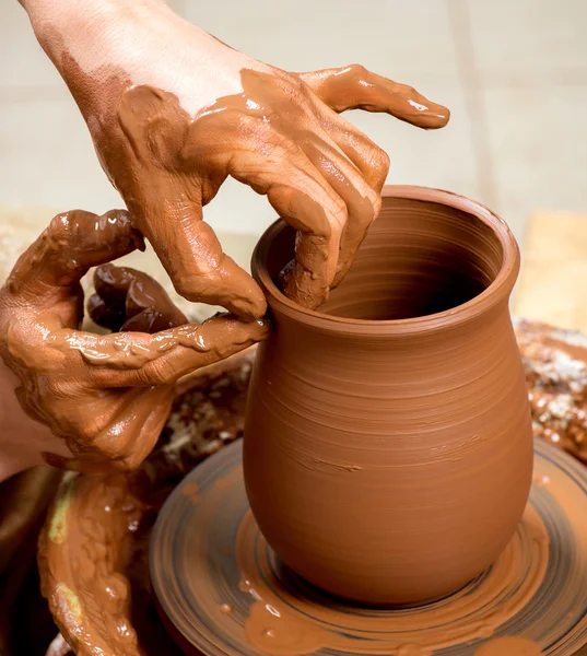 Mani di un vasaio, creando un vaso di terra — Foto Stock