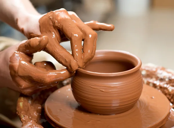 Mani di un vasaio, creando un vaso di terra — Foto Stock