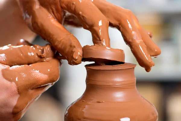 Mani di un vasaio, creando un vaso di terra — Foto Stock