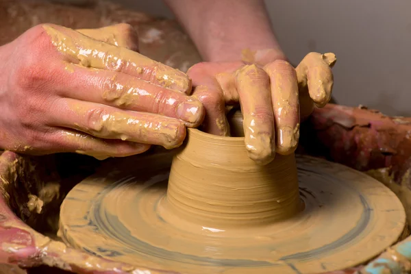 Manos de un alfarero, creando un frasco de barro — Foto de Stock