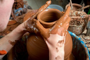 potter, bir toprak küp oluşturma