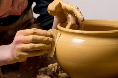 potter, bir toprak küp oluşturma