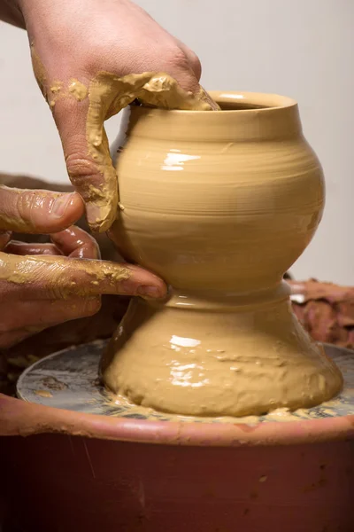 Potter, creating an earthen jar — Stock Photo, Image