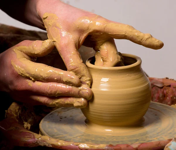 Manos de un alfarero, creando un frasco de barro — Foto de Stock