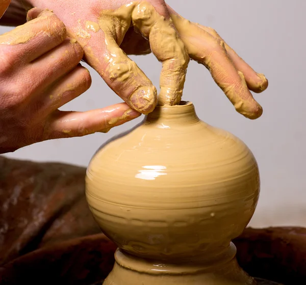 Potter, creating an earthen jar — Stock Photo, Image