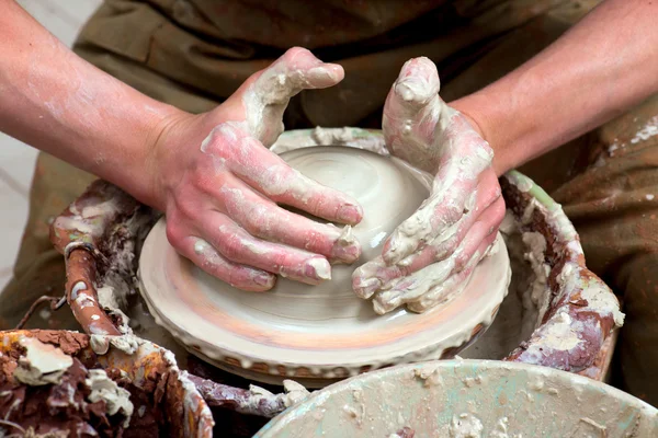 Potter, maken een aarden pot — Stockfoto