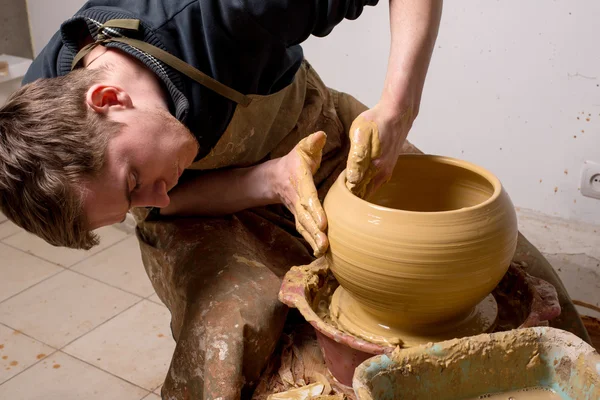 Potter, skapa ett lerkärl burk — Stockfoto