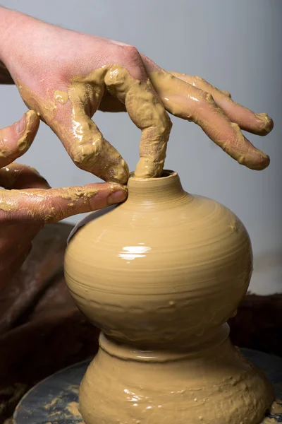 Handen van een pottenbakker, het creëren van een aarden kruik — Stockfoto