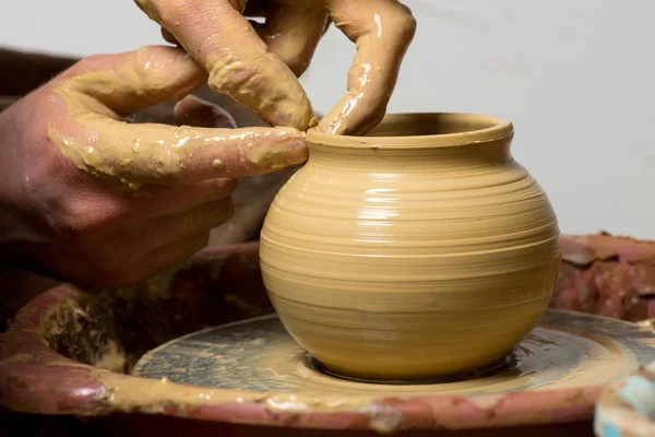 Mani di un vasaio, creando un vaso di terra — Foto Stock