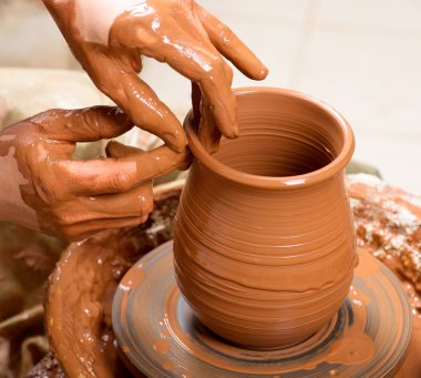 Çömlekçinin elleri, toprak kavanozu yaratıyor.