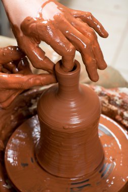 potter, bir toprak küp oluşturma