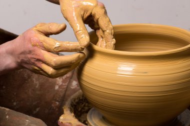 potter, bir toprak küp oluşturma