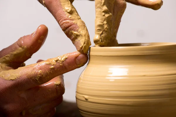 Pottere, vytváří hliněné nádoby — Stock fotografie