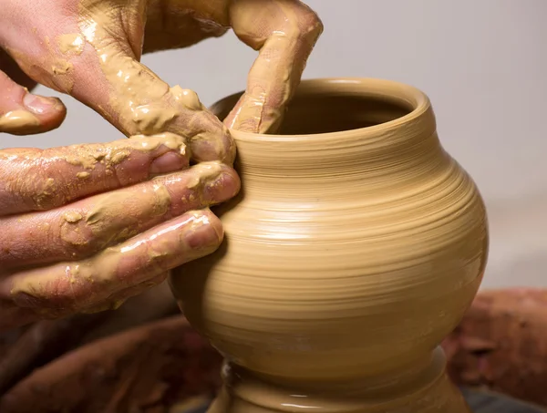 Potter, creando un vaso di terra — Foto Stock