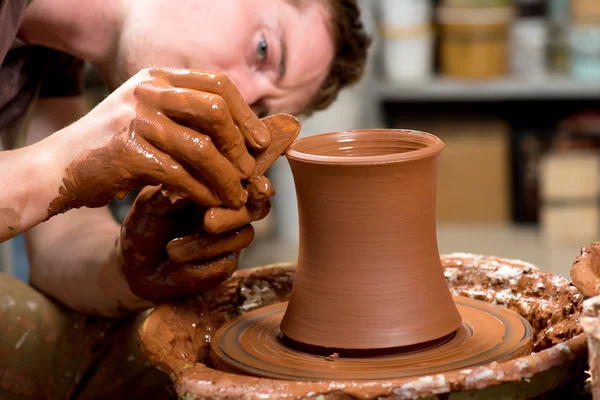 Mani di un vasaio, creando un vaso di terra — Foto Stock