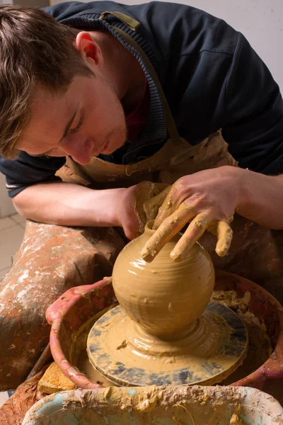 Potter, creando un tarro de tierra — Foto de Stock