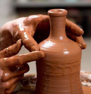 potter, bir toprak küp oluşturma