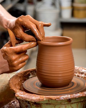 Çömlekçinin elleri, toprak kavanozu yaratıyor.