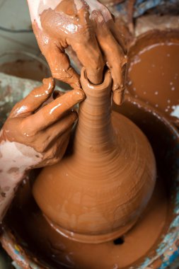 potter, bir toprak küp oluşturma