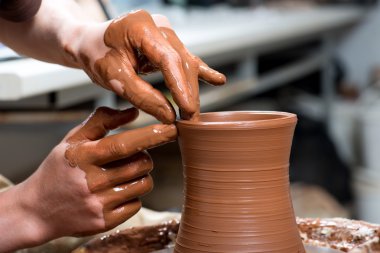 potter, bir toprak küp oluşturma