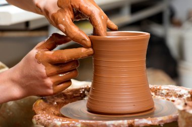 potter, bir toprak küp oluşturma