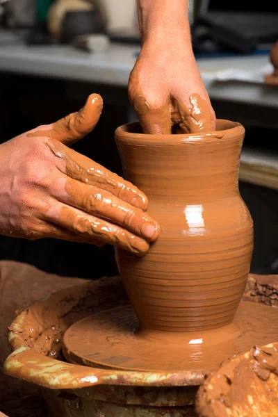 Potter, creando un vaso di terra — Foto Stock