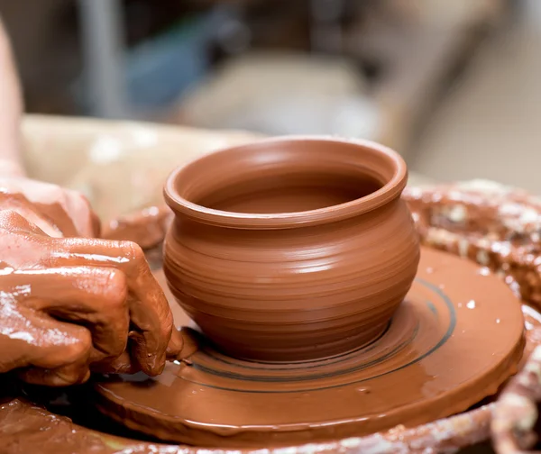 Mani di un vasaio, creando un vaso di terra — Foto Stock