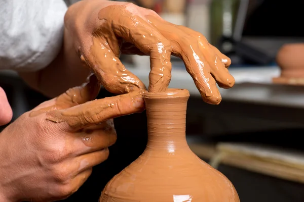 Potter, creando un tarro de tierra — Foto de Stock