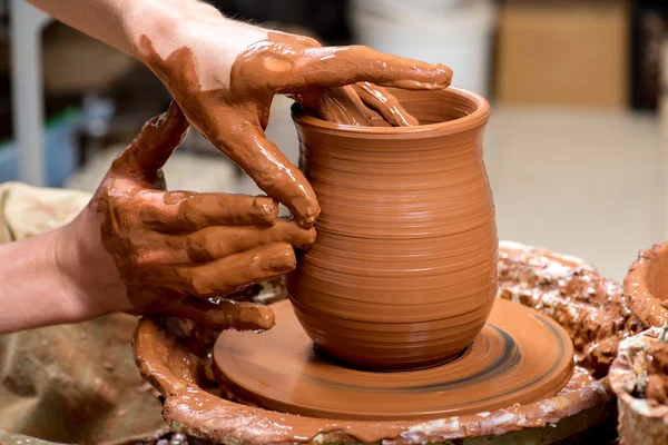 Manos de un alfarero, creando un frasco de barro — Foto de Stock