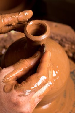 potter, bir toprak küp oluşturma