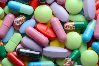 Beyaz arka planda izole edilmiş haplar