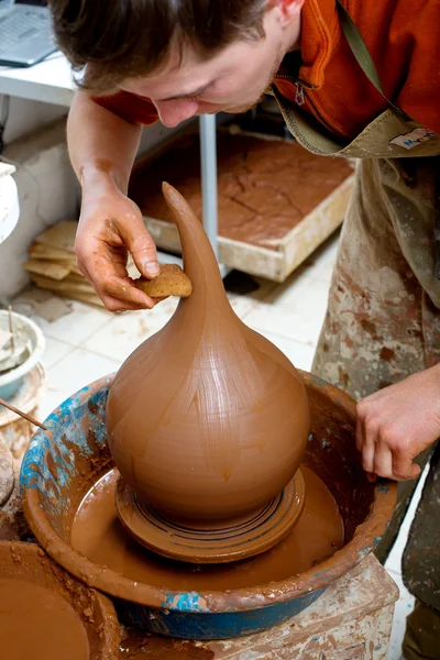 Potter, creando un vaso di terra — Foto Stock