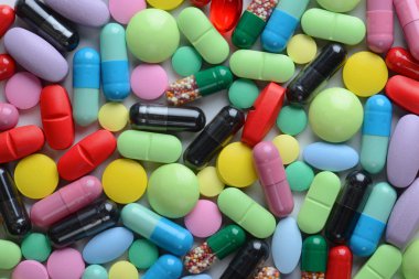 Beyaz arka planda izole edilmiş haplar