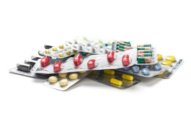 Beyaz arka planda izole edilmiş haplar