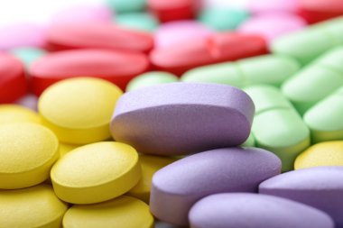 Beyaz arka planda izole edilmiş haplar